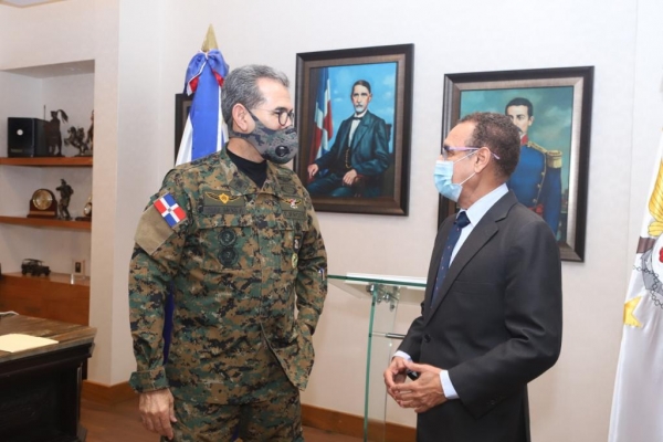 Héctor Pérez Mirambeaux realiza visita de trabajo al Ministro de Defensa